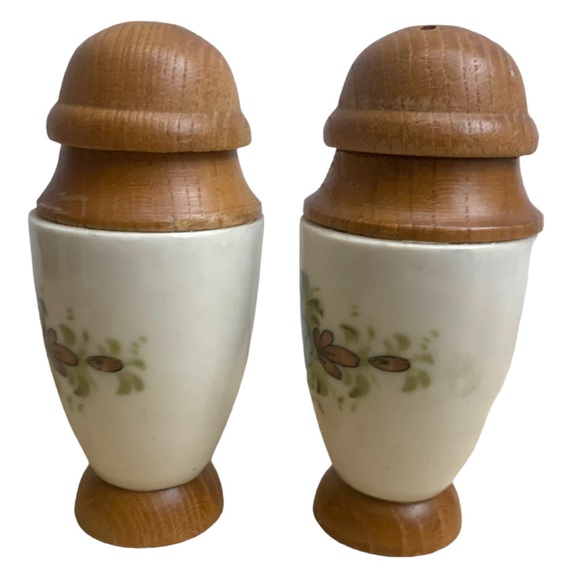 VTG RARE 1950’s Teak Wood & Ceramic Shabby Chic Floral Salt & Pepper Shakers - Picture 4 of 7